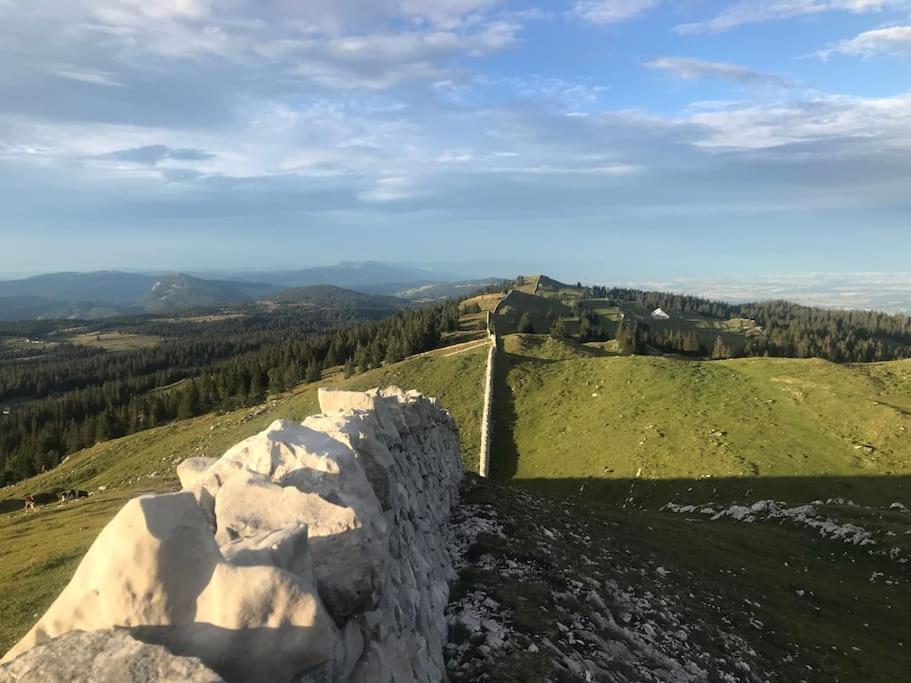 Chaleureux Au Depart Des Sentiers Et Pistes De * Lajoux